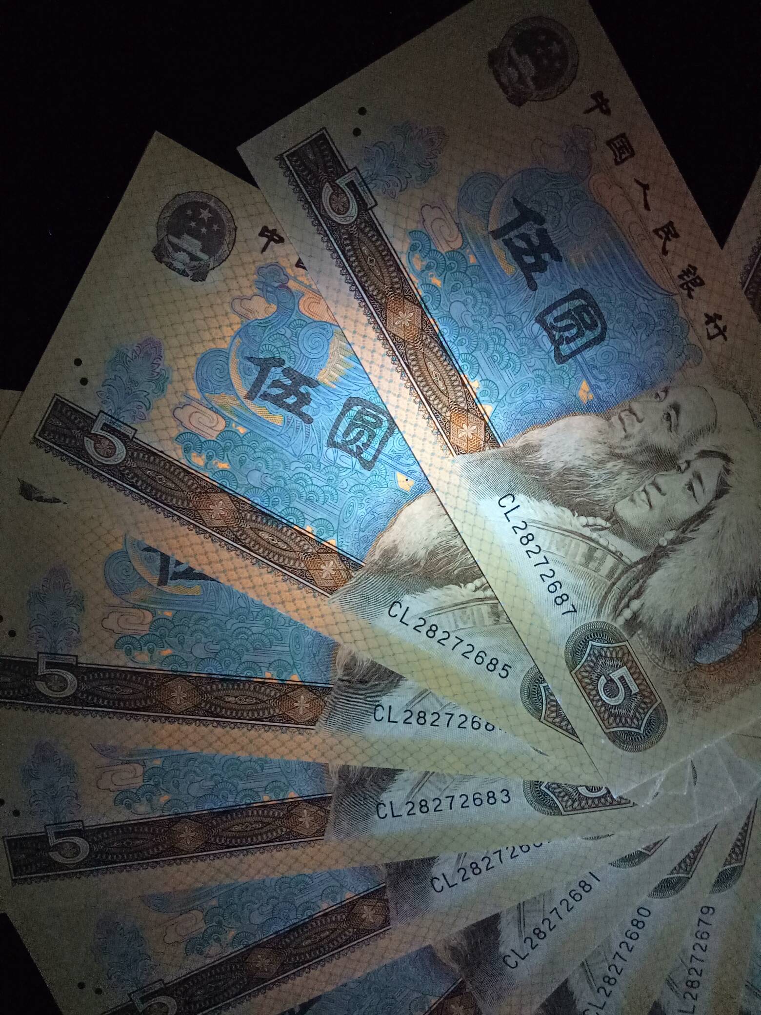 84 分享到: 805cl早期稀冠红光蓝鹤同冠号20张,内含16张连号,全新绝品