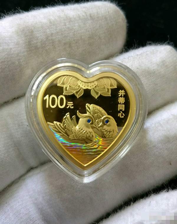 2016吉祥文化并蒂同心金币8克金币宝石镶嵌