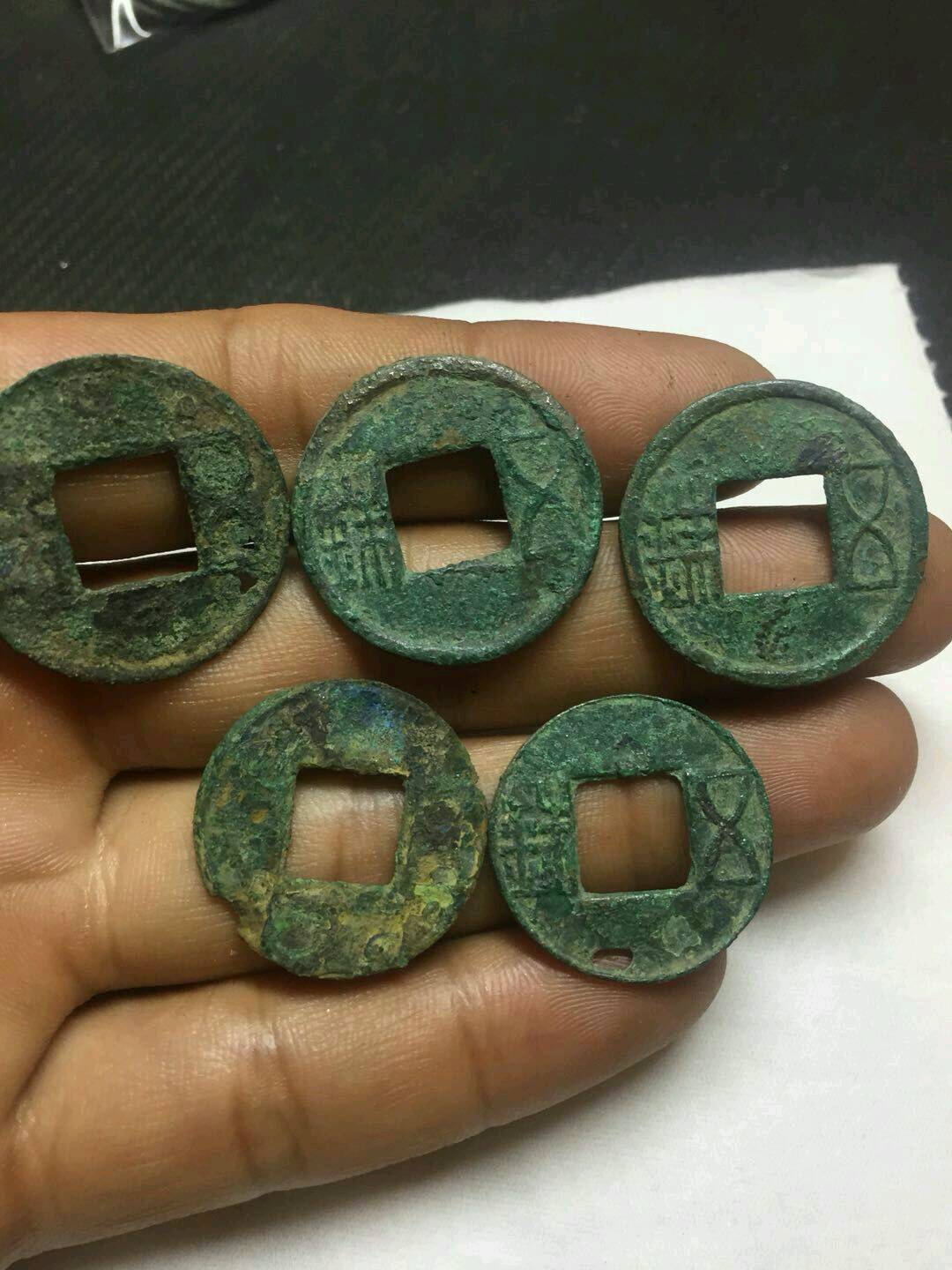 五珠,5枚,两枚看不清,其它还