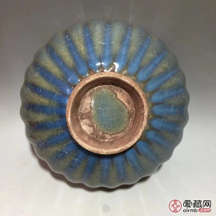 宋代钧窑菊瓣斗笠碗高9厘米