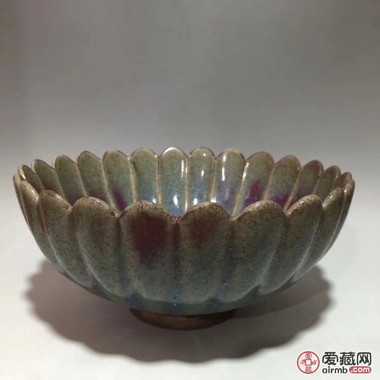 宋代钧窑菊瓣斗笠碗高9厘米