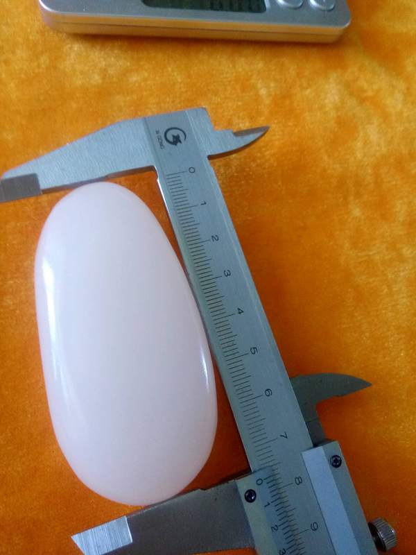 山料磨光玉石挂件,长7.5公分,3.4公分,厚度1