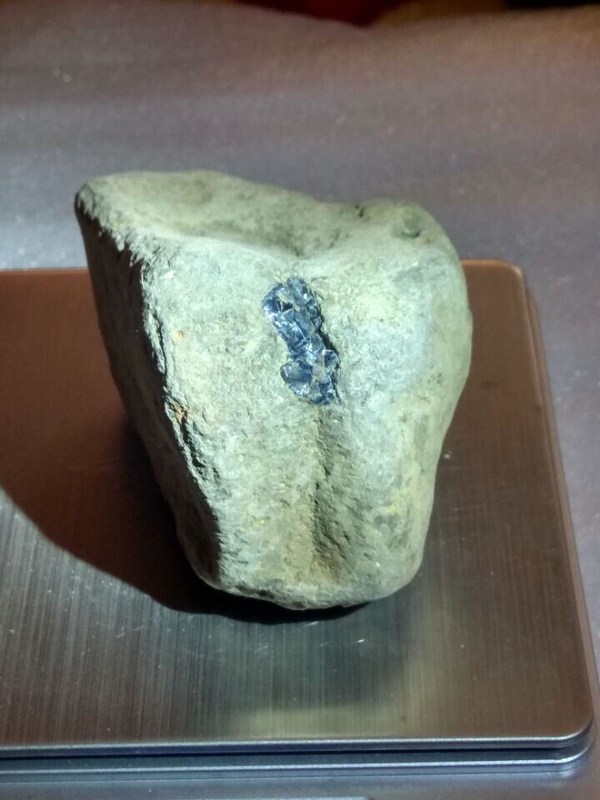 蓝宝石原石:产地【山东昌乐】重量:284克料子特点