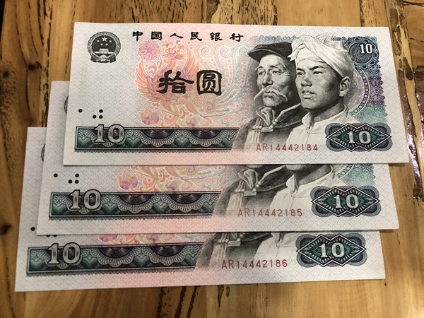 8010稀有冠号白钻三张,灯下有斑,非全新绝品,品