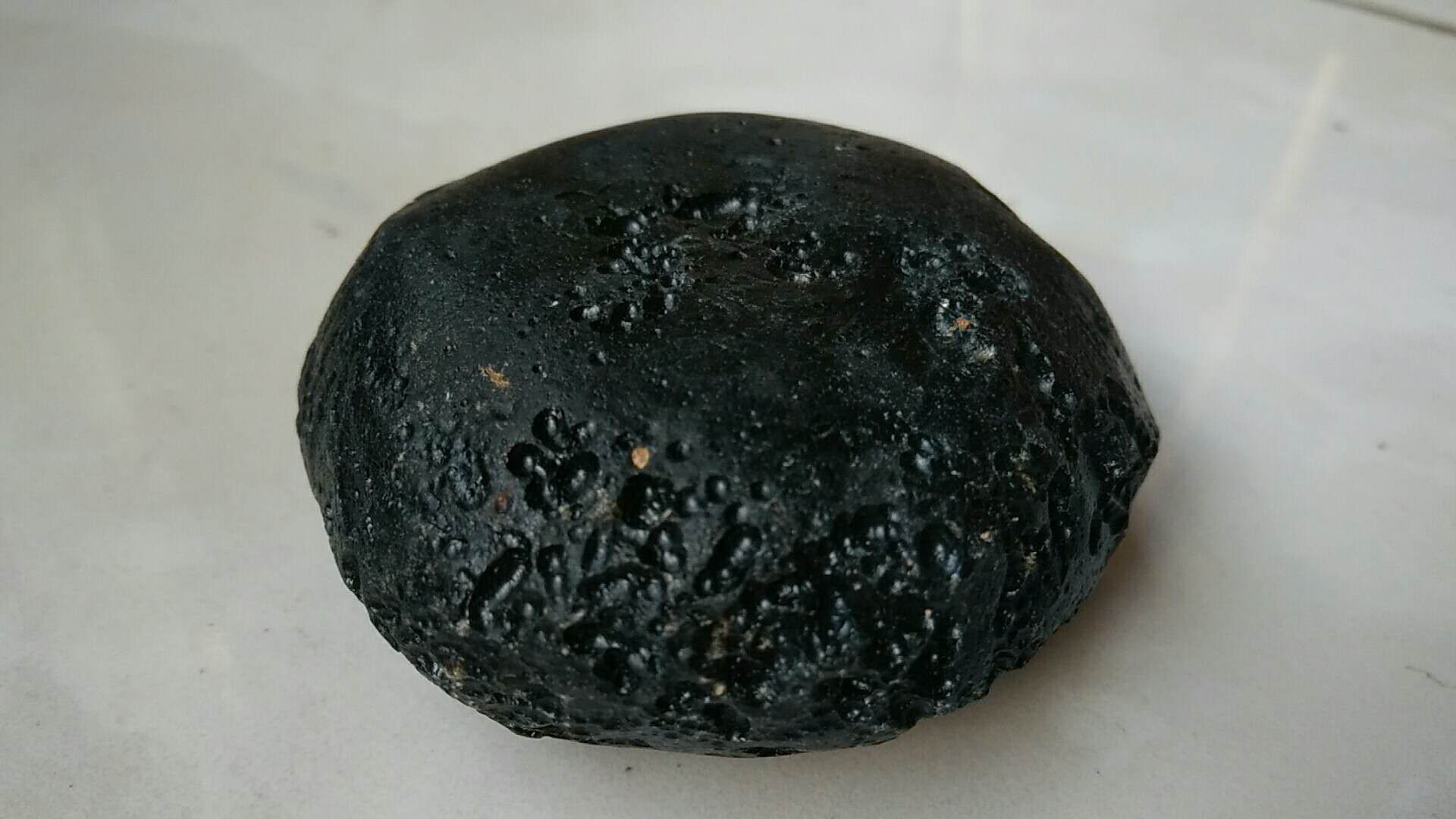 玻璃陨石又叫(雷公墨)一颗,重