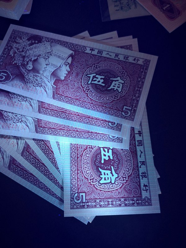 正面太阳红看,冠号数字强荧光,紫光灯下纸张正面有紫幽灵效果,绝品无