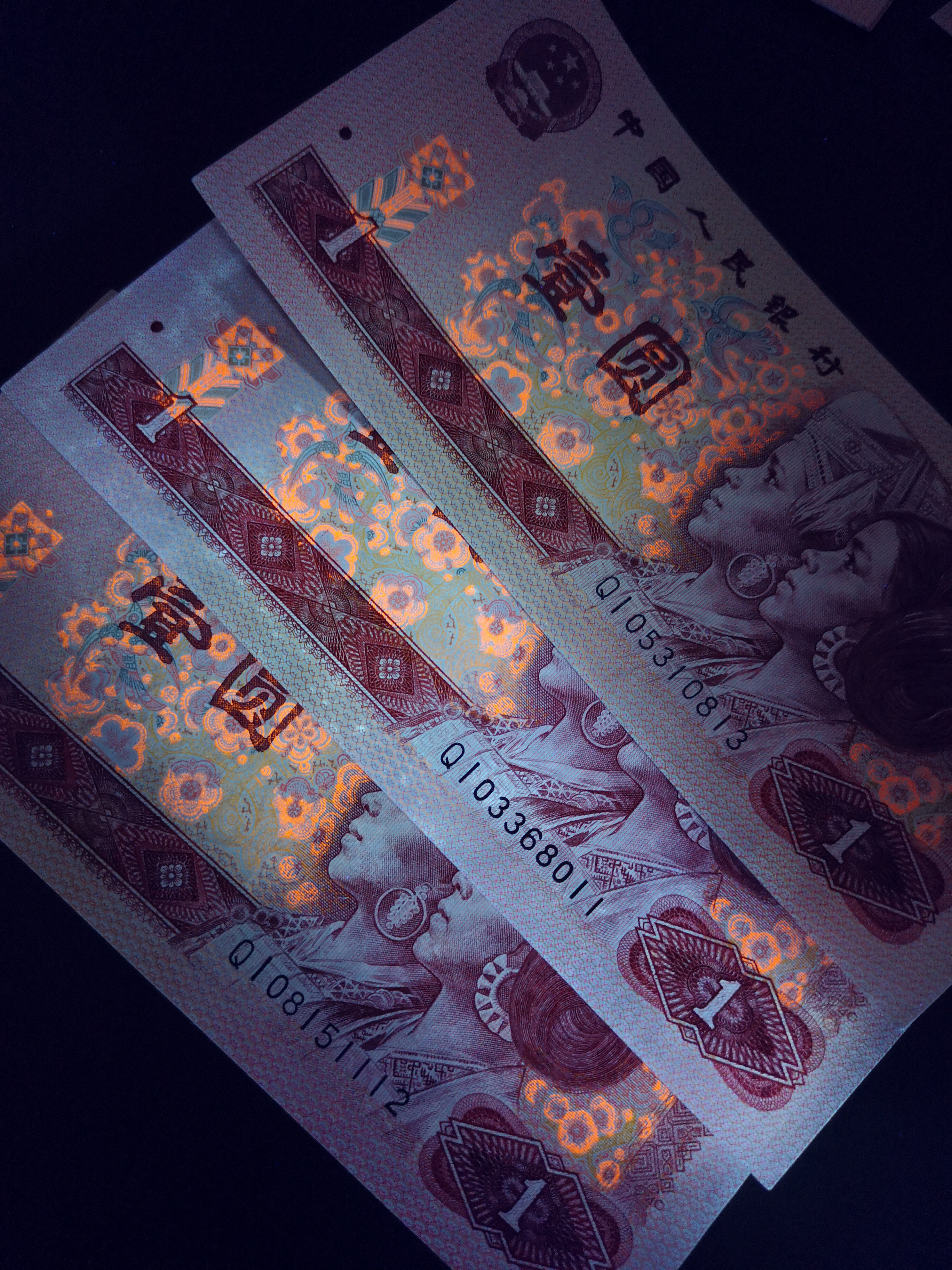 爱藏网 爱藏拍卖 4版币 分享到: 801红金龙,强荧光,qi早期冠,三张出售