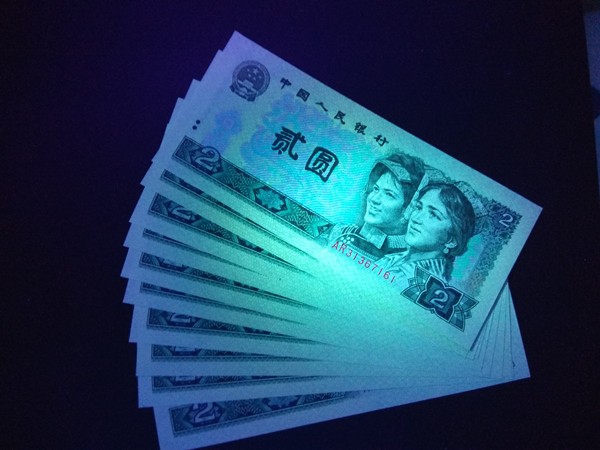 绝品802绿钻标十一组,灯下微斑如图,基本无斑,全