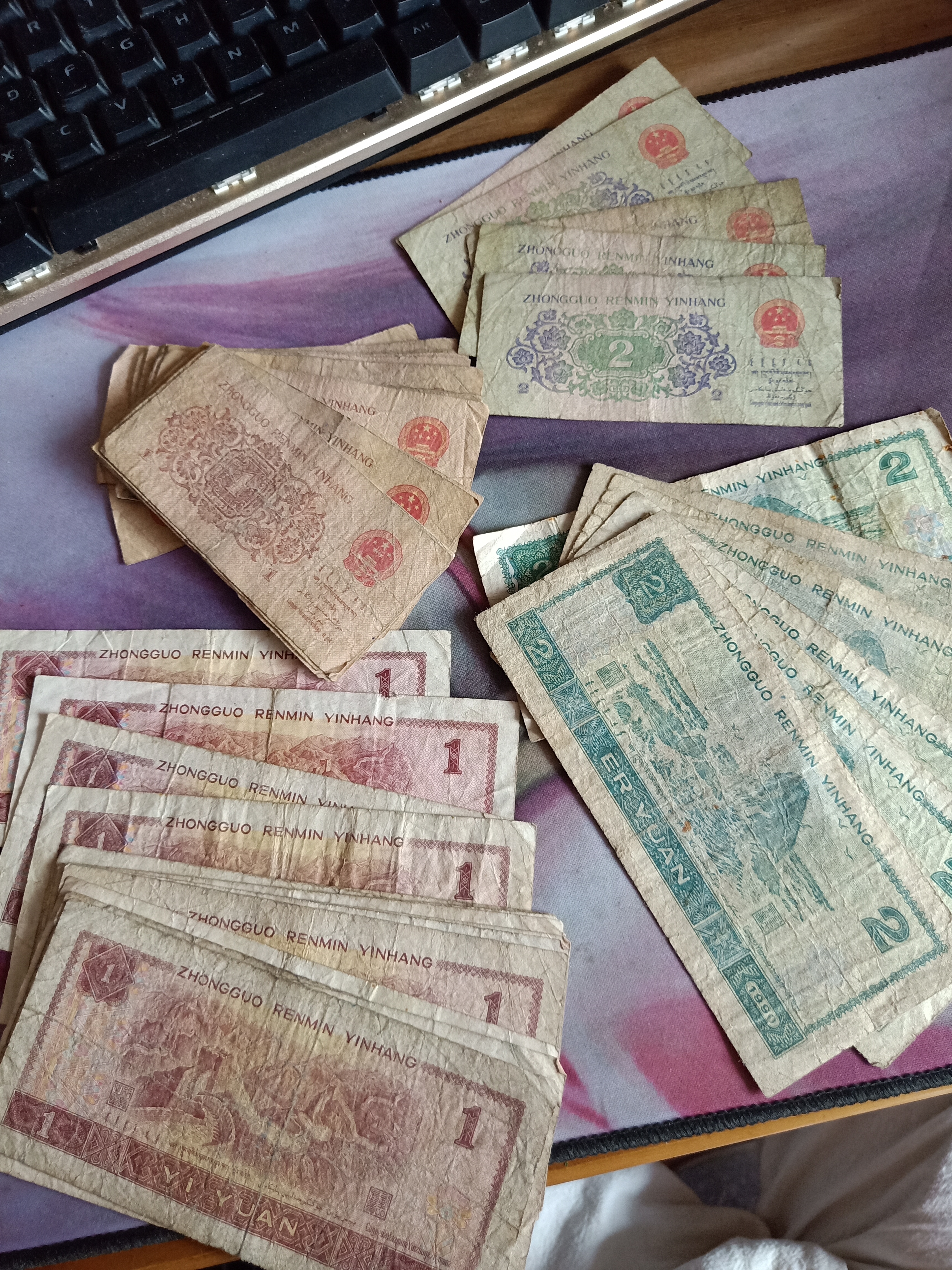 一堆旧票子,一角30张,贰角5