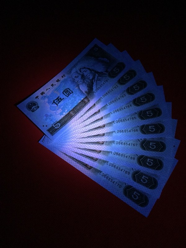 1980年五元纸币红光蓝鹤标准十连号一组全新