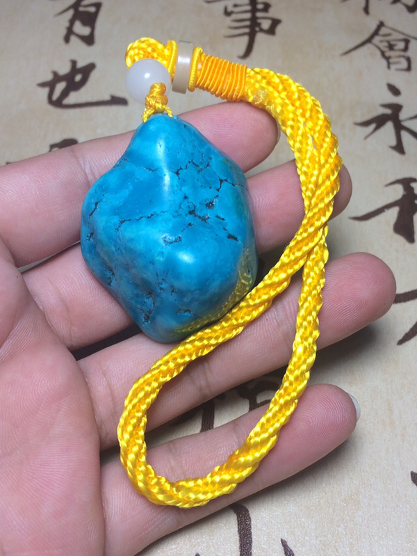 绿松石原石手把件选用上等玉料制作而成雕工精细优良玉