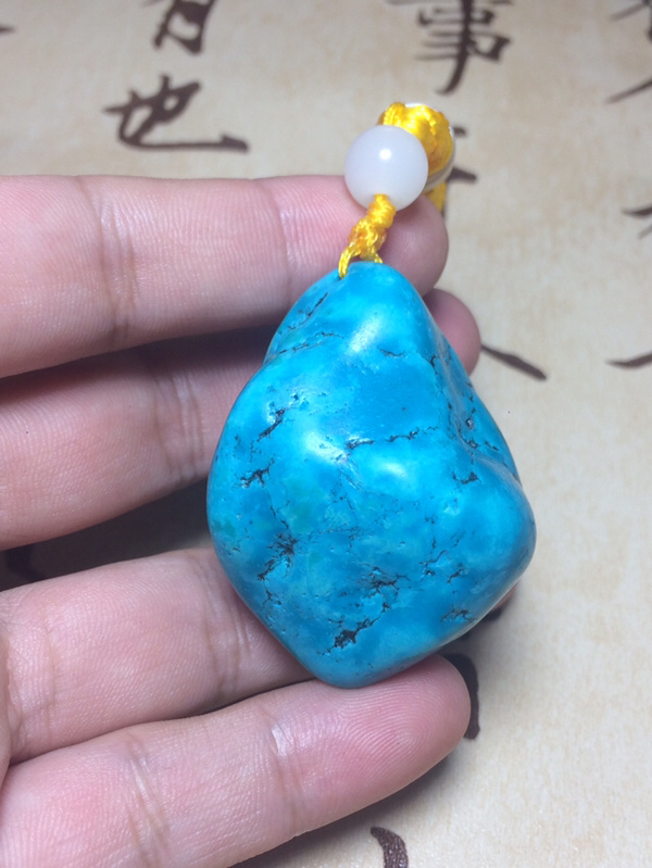 绿松石原石手把件选用上等玉料制作而成雕工精细优良玉
