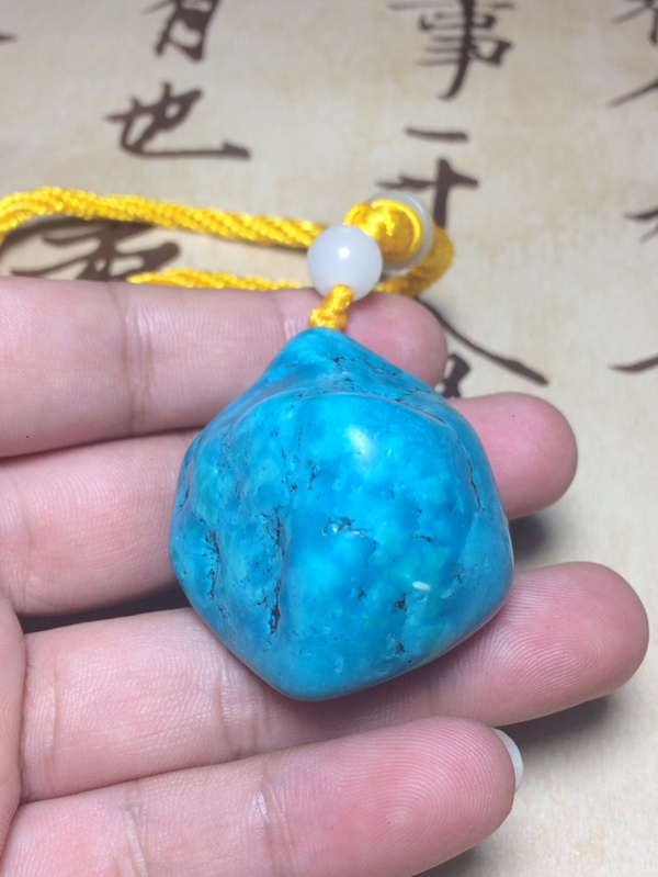 绿松石原石手把件选用上等玉料制作而成雕工精细优良玉