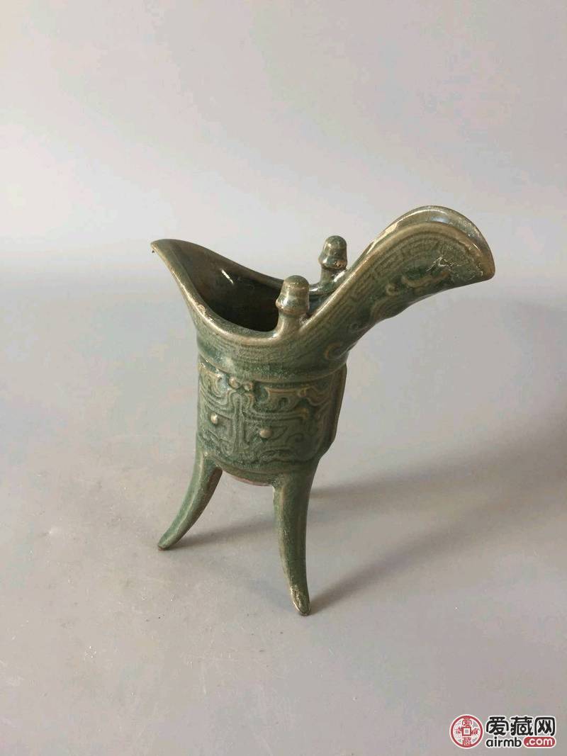 龙泉窑爵杯品相完好