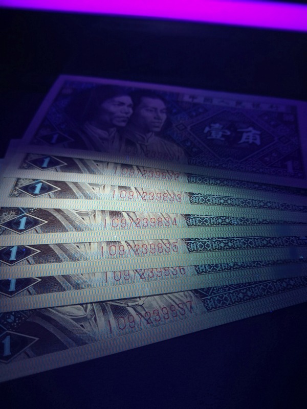 数字冠 强黄金甲双面荧光,数字冠10,四个冠号,属无荧光范畴,而上拍的