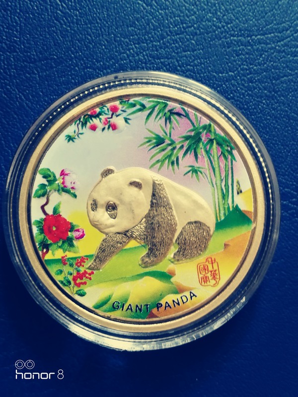 大熊猫彩色纪念章彩色铜镀24k金品相如图手