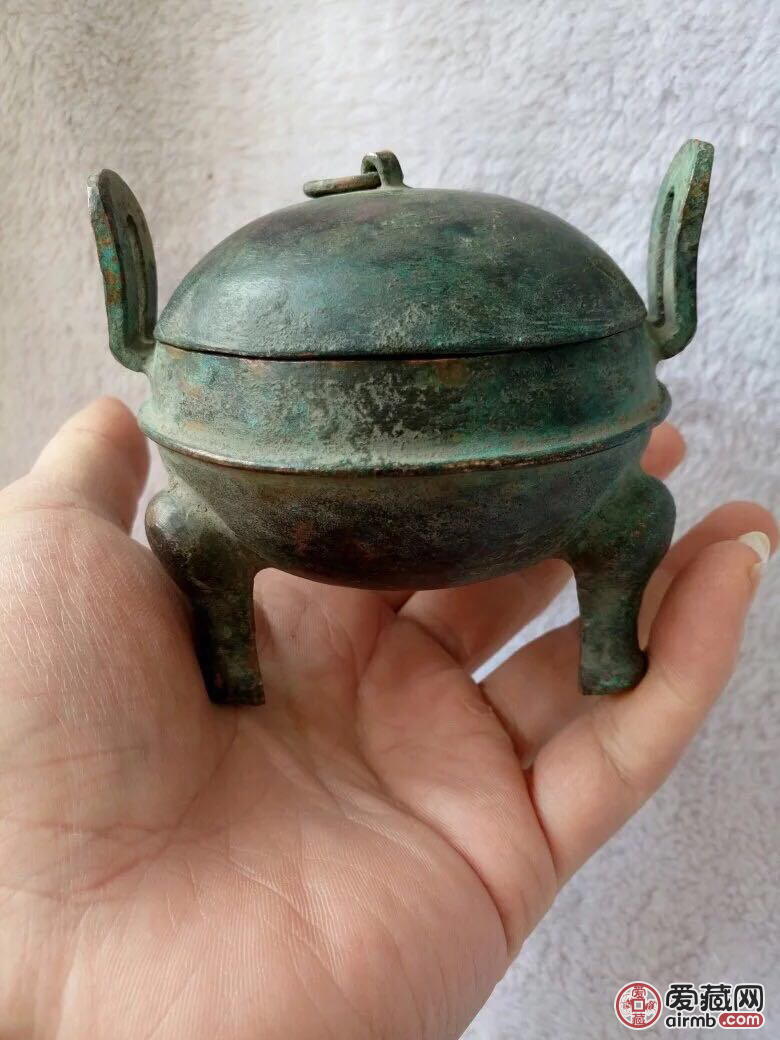 青铜三足二耳小圆鼎,高8.5c