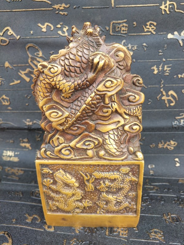 铜制九龙金玺一枚拍品规格如图收藏指数