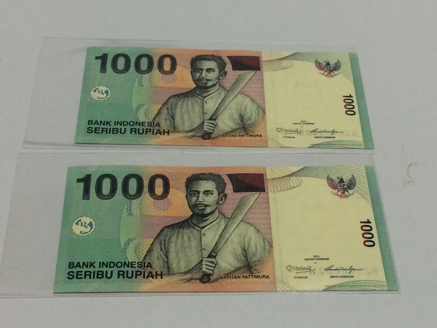 印度尼西亚纸币1000元2张,尾号520,521