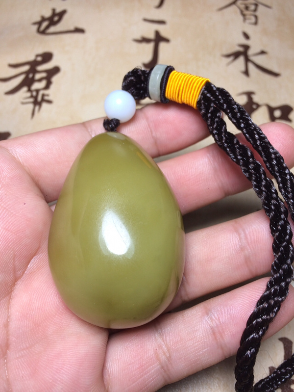 新疆和田糖玉手把件选用上等玉料制作而成雕工精细优良