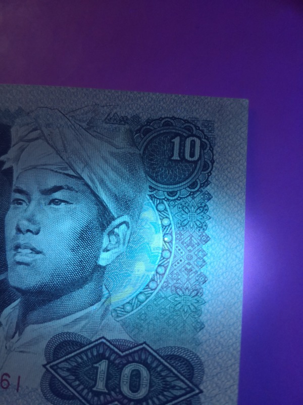 8010强荧光白钻dy早期冠号全到绝品一张灯下