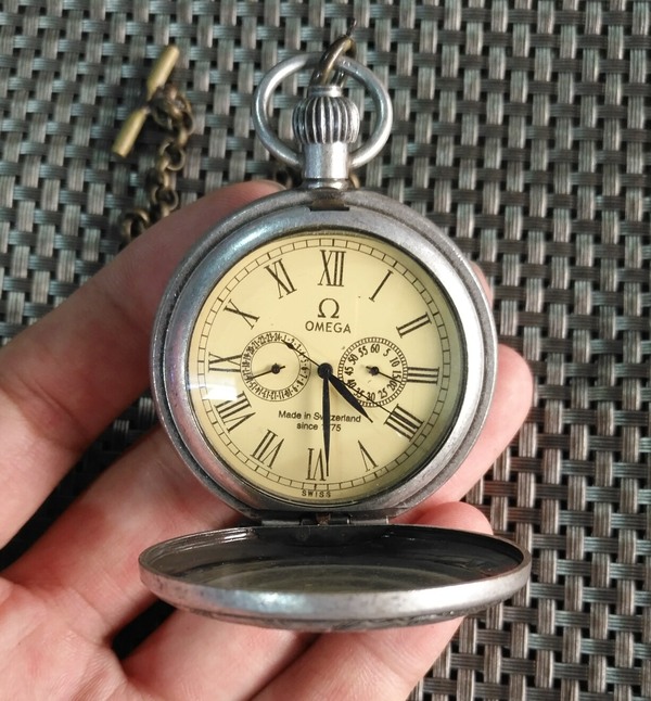 欧米茄经典藏银火车头机械怀表可正常使用顶部顺时