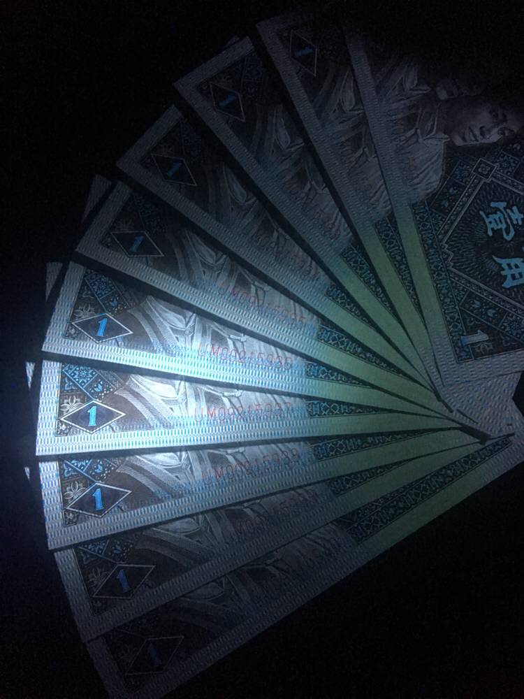 um冠·8001稀少正红背绿精