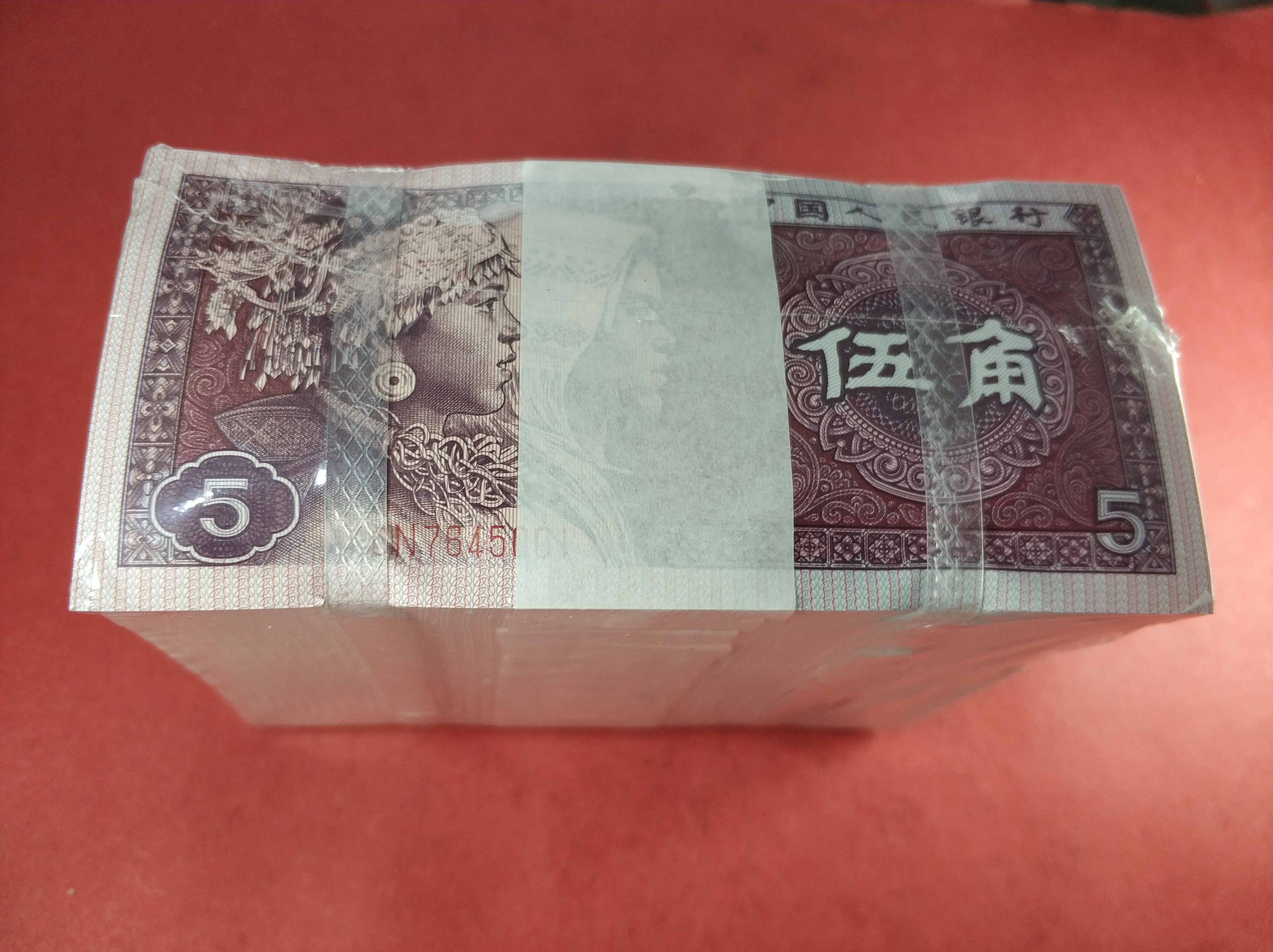 爱藏网 爱藏拍卖 纸币乐园 0 分享到: 五角全新一捆共10刀,共计1000张