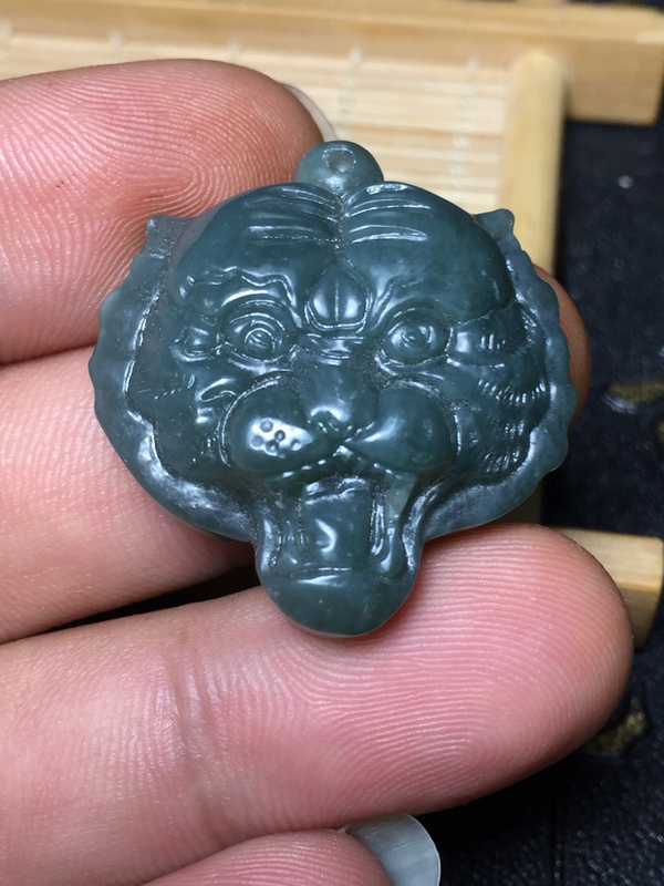 精品和田玉虎头吊坠雕功精湛表现到位彰显大气玉
