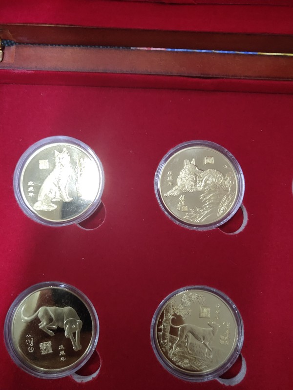 金犬纳福贺岁金质纪念章一套十枚表面含金a