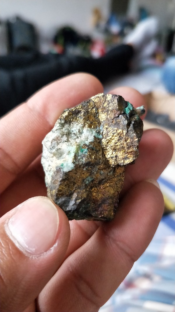 矿石金的铜的不知道看图自己鉴定大小跟乒乓球差不