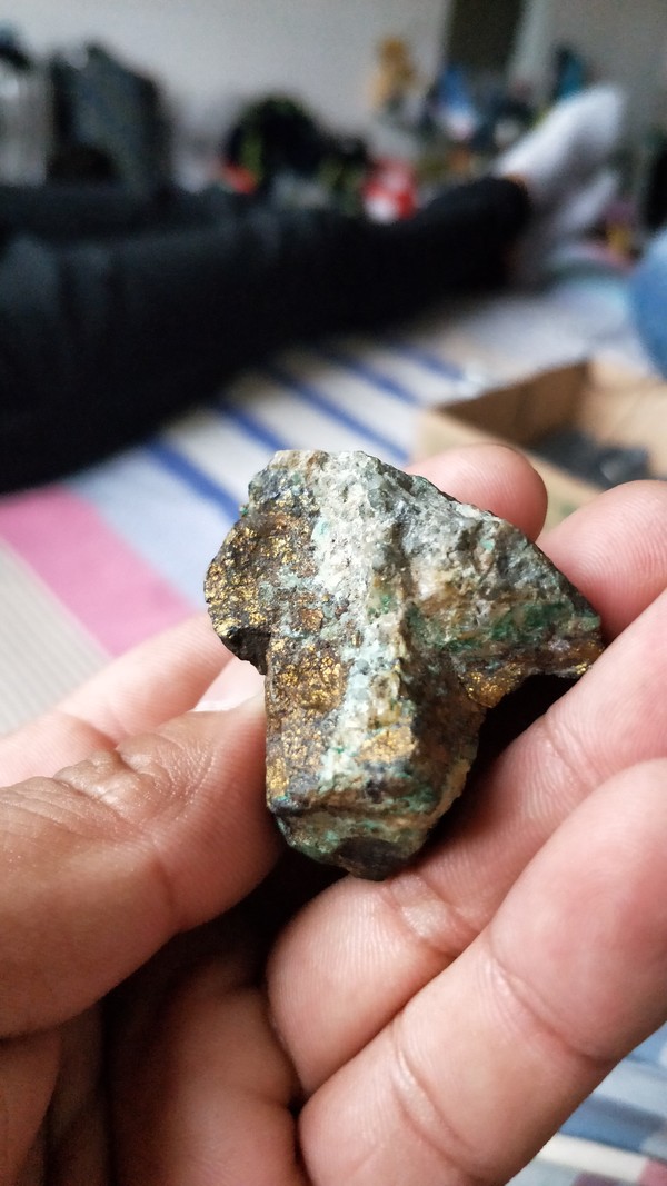 矿石金的铜的不知道看图自己鉴定大小跟乒乓球差不