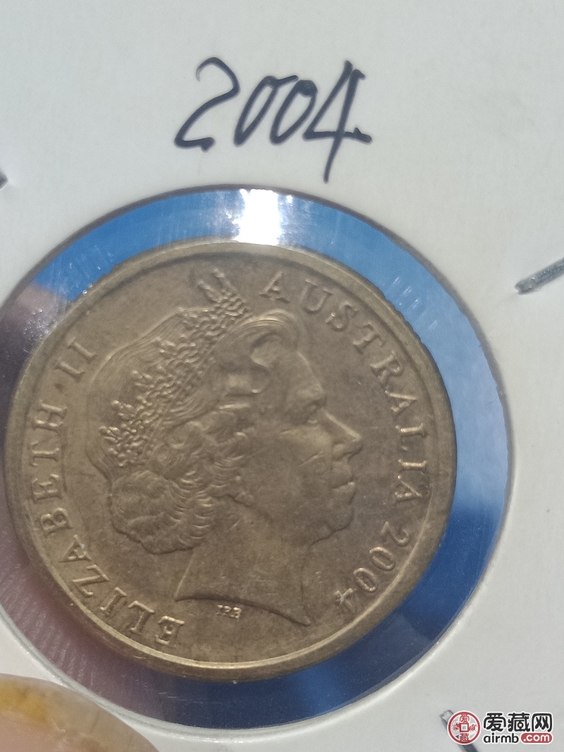 反面一位老人(本人不识)和2元标志,图案十分优美,2澳元折合人民币大家