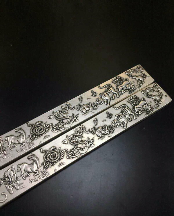 藏银镇尺一对精雕细琢精美图案十二生肖镇尺一对保存