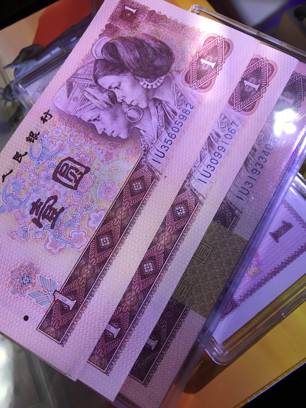 藏品展示如图所示:一次拍两张天蓝冠,(801iu天蓝冠)此冠号黑色冠号及