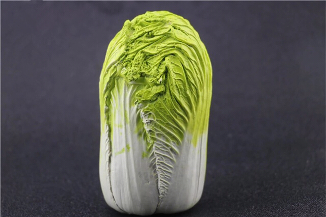 石头宴雪花石果蔬白菜雕件颜色栩栩如生和真的放在一