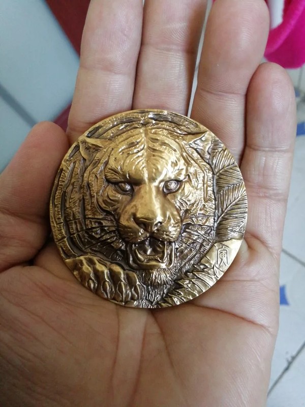 2015年包真上海造币厂罗版虎60mm虎头高浮雕大