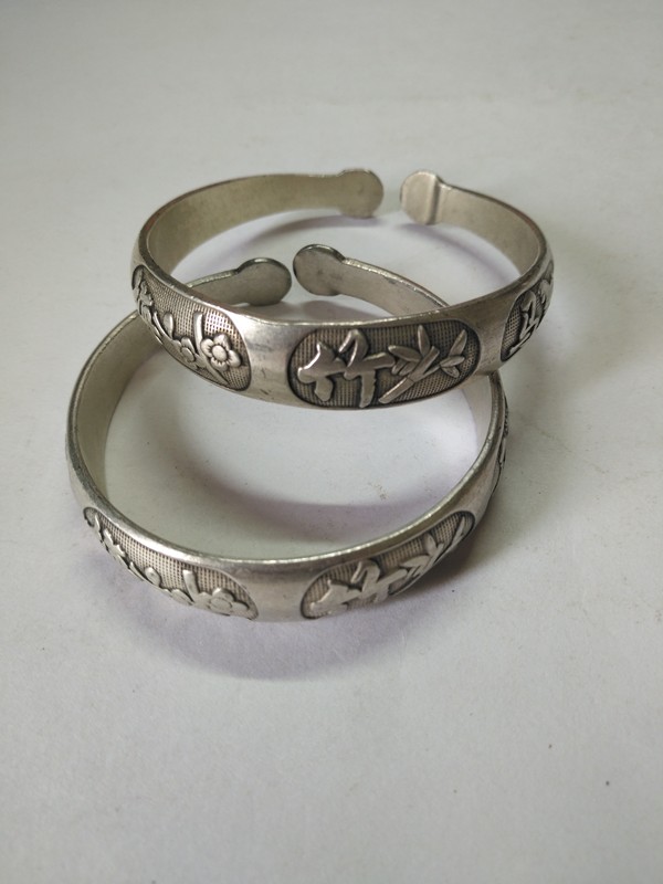 藏银青梅马手镯一对单个重37克直径63毫米实