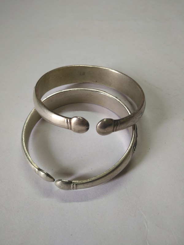 藏银青梅马手镯一对单个重37克直径63毫米实