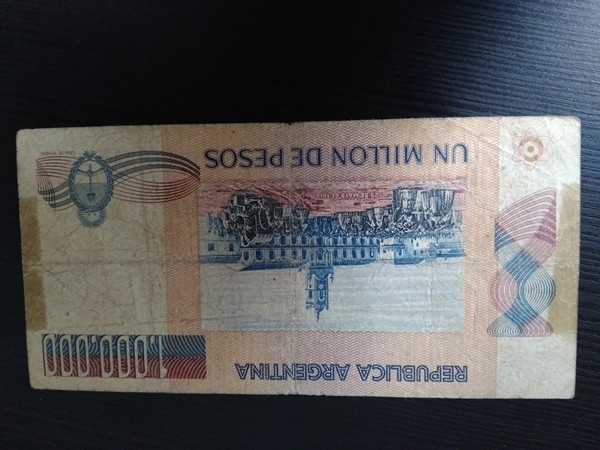 1000000元外币年代不详背面画风优美细腻