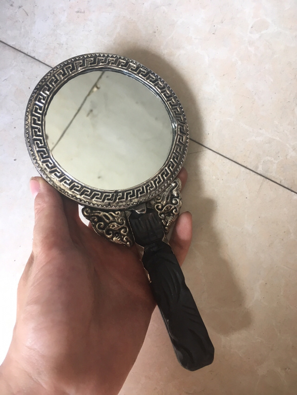 铜镜子一枚低价起拍做工精致造型独特古色古香