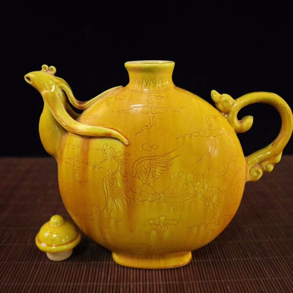 青釉凤纹凤头执壶高22cm宽24cm声明
