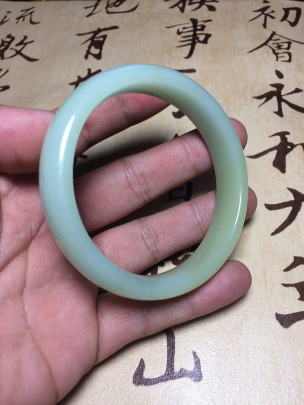 新疆和田青白玉手镯61口径 选用上等玉料制作而成雕