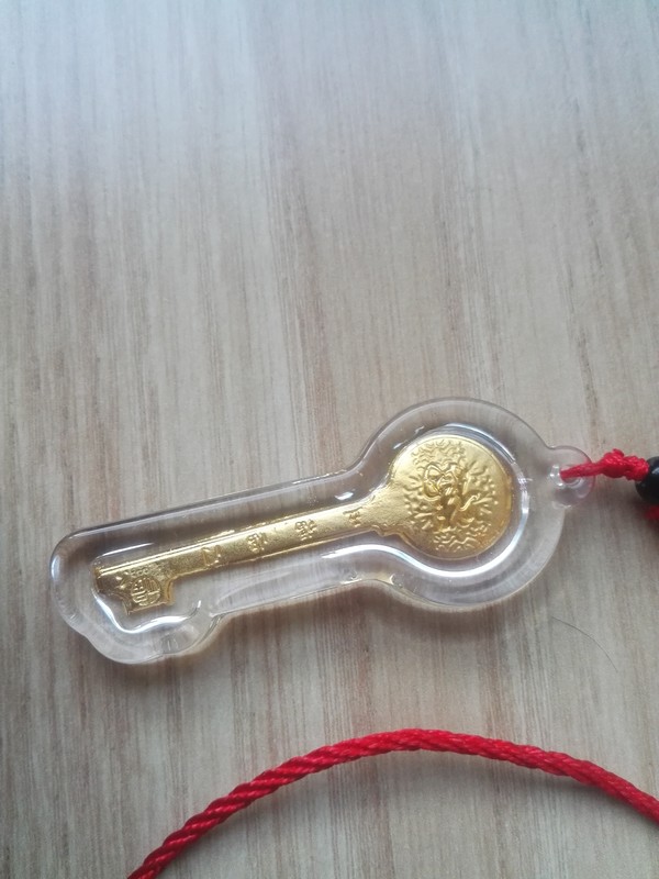 金钥匙吊坠含壳重930克纯金999带收藏证