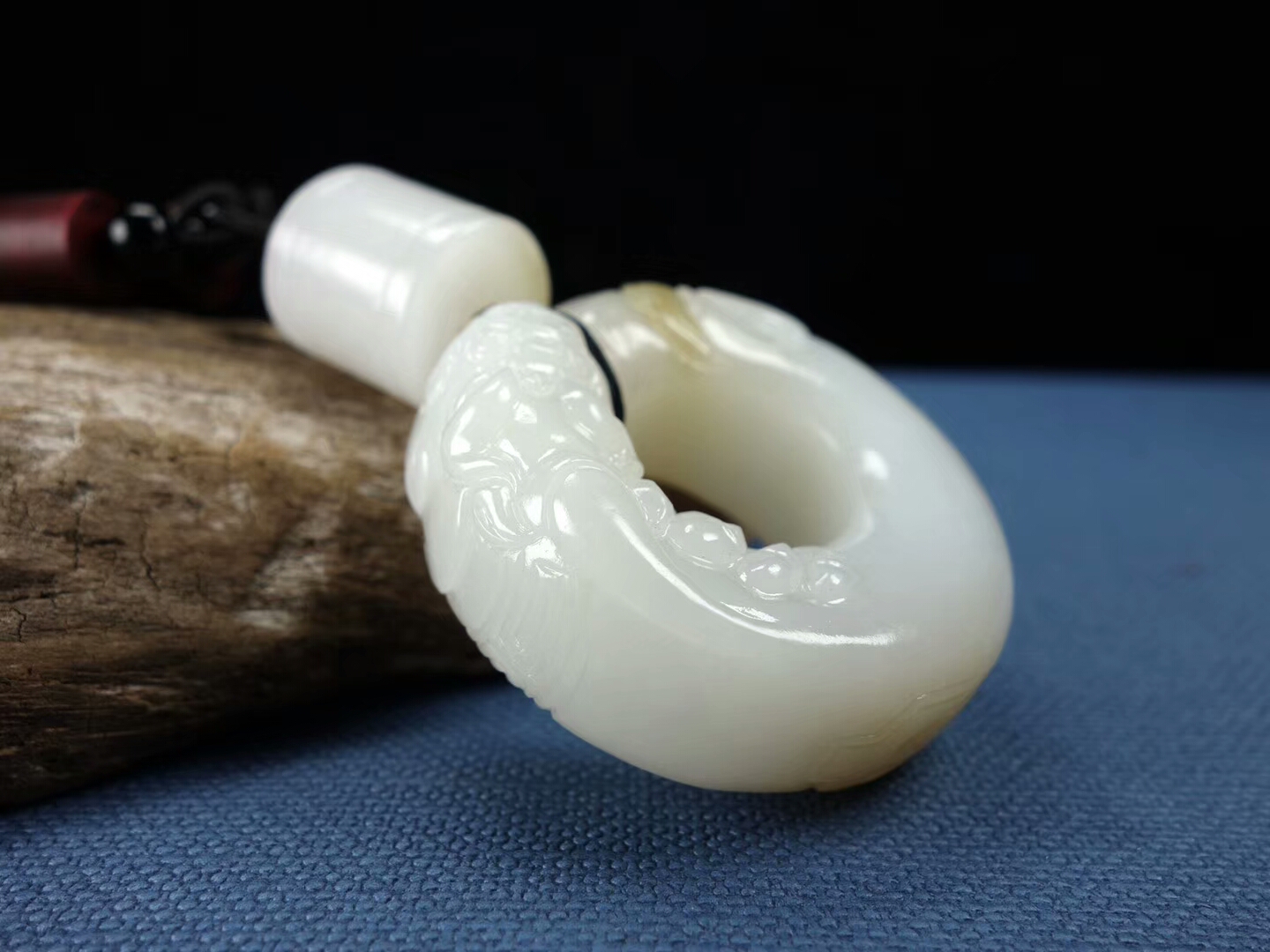 【和田玉含证书礼盒【描述】和田