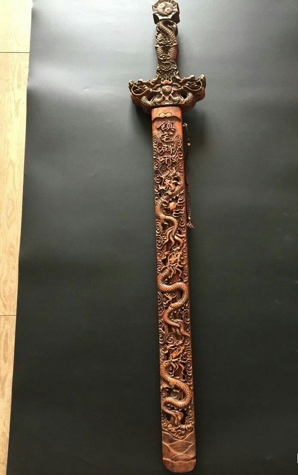 【简介】桃木雕龙宝剑,设计精妙绝伦,龙头剑柄,威武霸气,剑鞘是镂空