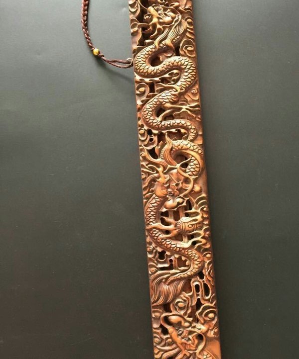 【简介】桃木雕龙宝剑,设计精妙绝伦,龙头剑柄,威武霸气,剑鞘是镂空