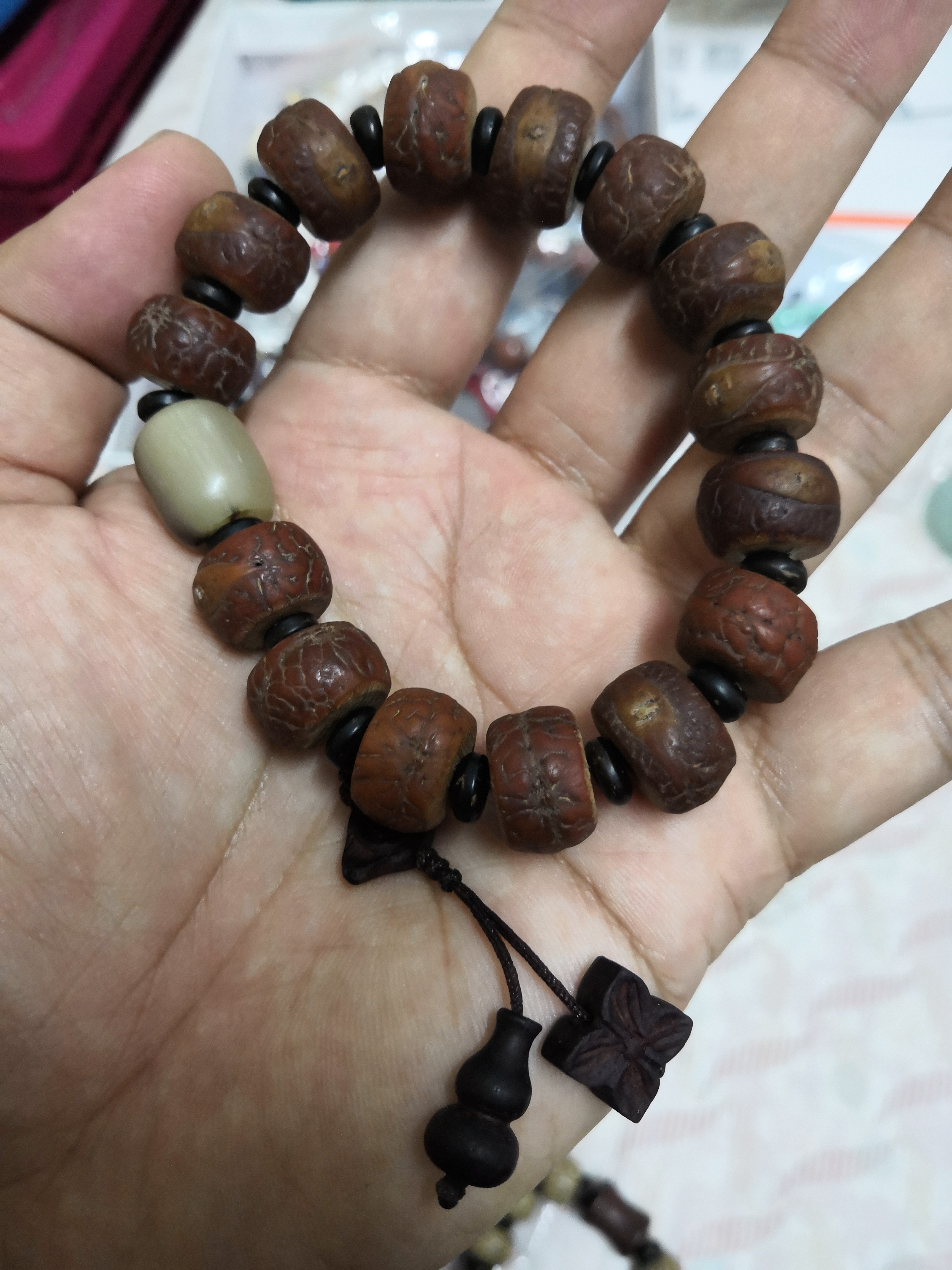 分享到: 凤眼菩提 藏式手串!增加修行者智慧!配饰为小叶紫檀材料!