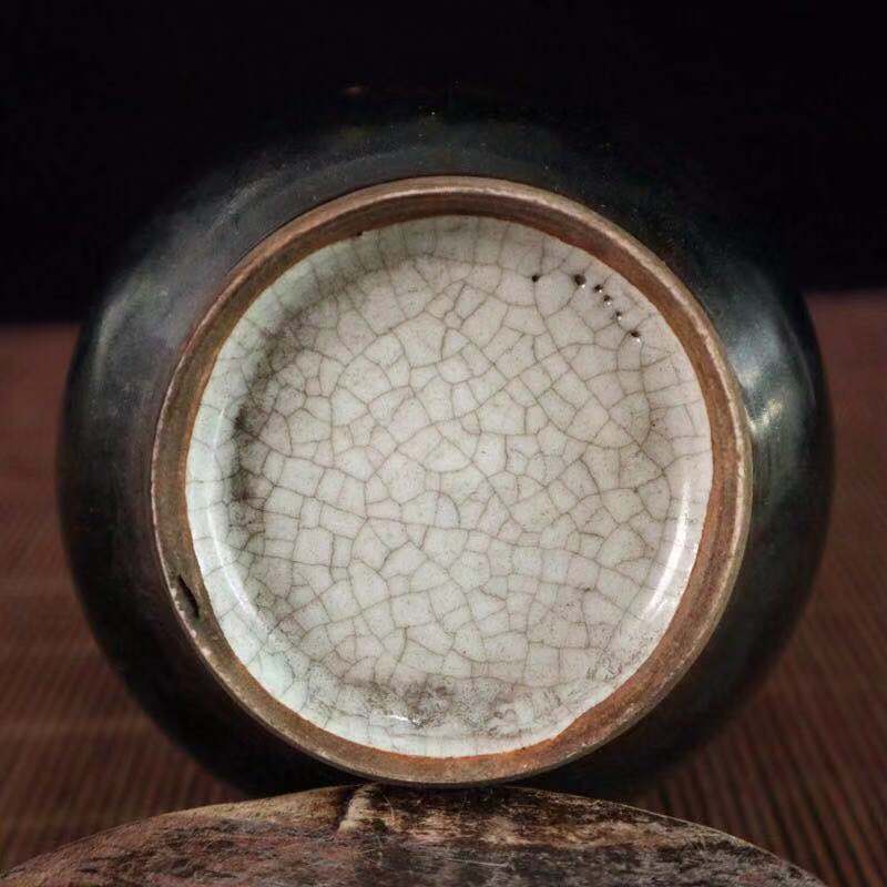 乌金釉开片象耳罐高15cm宽1