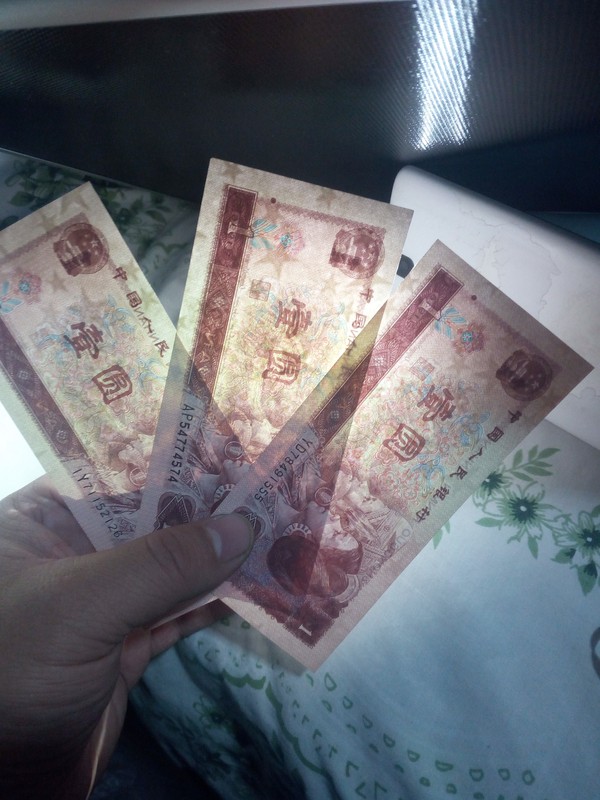 第一张豹子555有荧光第二张数字粗体的第三张全程无